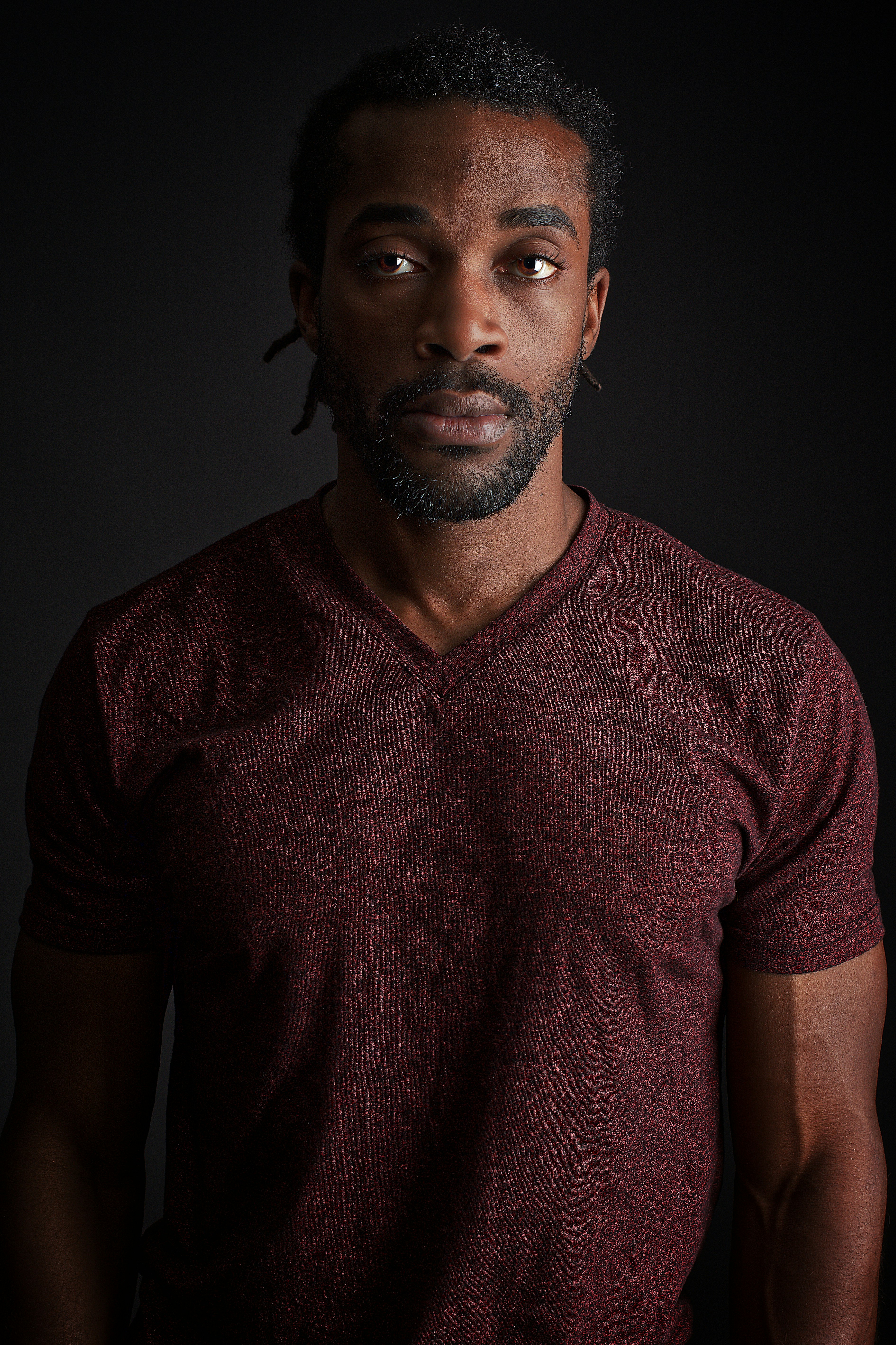 man wearing red v-neck shirt close-up photography